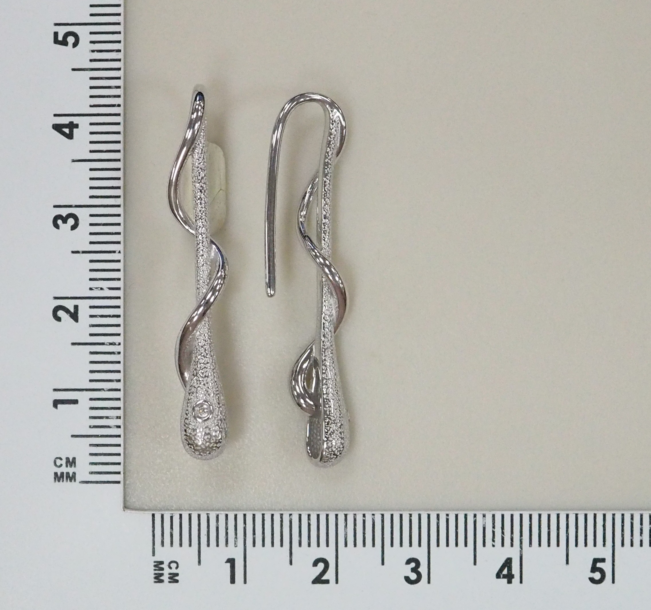 Серебряные серьги с бриллиантами